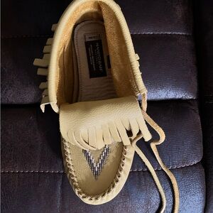 Manitoba Women's Moccasins - Tan Fringe